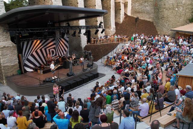 Ausverkaufte Burg-Arena mit begeistertem Publikum. | Foto: Peter Seper
