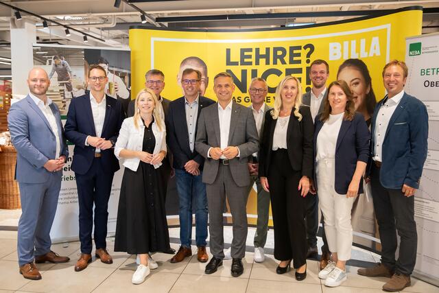 von links: Markus Mayrhofer, Vertriebsmanager BILLA; WKOÖ-Obmann Linz-Land Jürgen Kapeller; Lisa Köb, Head of People and Culture BILLA AG, BILLA-Vertriebsdirektor Thomas Steingruber; Bürgermeister von Enns Christian Deleja-Hotko; Sozial-Landesrat Wolfgang Hattmannsdorfer; stv. AMS-Geschäftsführer Markus Litzlbauer; Sabine Petzold, Senior Specialist Recruiting REWE Group Österreich; Jürgen Bockmüller, stv. Landesstellenleiter Sozialministeriumsservice; Petra Hofer und Claus Jungkunz, Betriebsservice. | Foto: Land OÖ/Daniela Sternberger