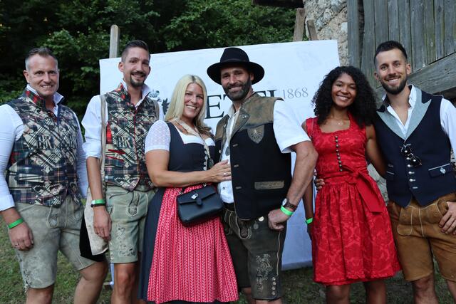 Die ersten drei Platzierungen des heurigen Rettl Kirchtagspärchen (v.l.n.r.): Peter und Chris (2. Platz), Petra und Helmut (1. Platz), Franziska und Julian (3. Platz). | Foto: MeinBezirk.at