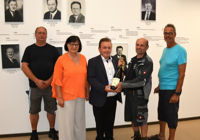 Leopold Jungwirth (2. v. r.) wurde in den wohlverdienten Ruhestand verabschiedet. Weiters im Bild (v. l.): Bauhofleiter Josef Zottl, Vizebürgermeisterin Andrea Wiesmüller, Bürgermeister LAbg. ÖkR Franz Mold und Gemeindegärtner Karl Zeinzinger | Foto: Stadtgemeinde Zwettl