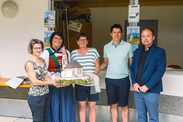 Die Pfarrgemeinderäte Steffi Strickner, Obfrau Martina Lanthaler, Isabella Annewanter und Christian Strickner mit Pfarrer Gabriel Thomalla | Foto: Pernsteiner