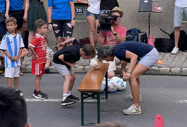 Wer zielt zuerst ins Tor? Die Kinder des SVS Junior oder Kristina Buconjic? | Foto: Lia Schuster