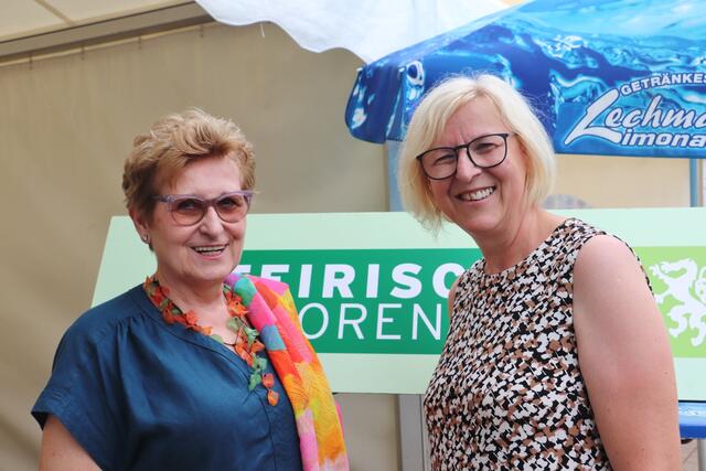 Kalsdorfs Obfrau vom Seniorenbund Ulli Herunter (re) bekam an ihrem Stand Besuch von Raaba-Grambachs Seniorenbund-Obfrau Christine Papst-Kern. | Foto: Edith Ertl