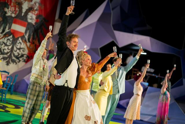 Das Ensemble des "Weißen Rössl" fiebert seiner Premiere am Donnerstag, dem 1. August, auf Schloss Tabor entgegen.  | Foto: BROBOTERS