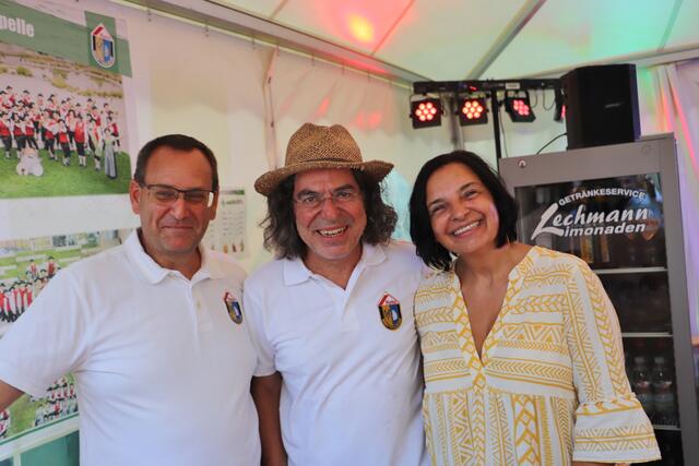 Was für eine köstliche Bowle. Am Stand der Musikkapelle der Roto Frank und der Marktgemeinde Kalsdorf kredenzten Hannes und Petra Karpjuk die von Manfred Uggowitzer (Bildmitte ) kreierte Bowle. Für MEIN BEZIRK verriet der Musikschuldirektor das Rezept. Frische Früchte und Beeren über Nacht in Chardonnay und Lillet ziehen lassen, mit einem Schuss Kuba-Rum und Sekt aufgespritzt kalt servieren.  | Foto: Edith Ertl