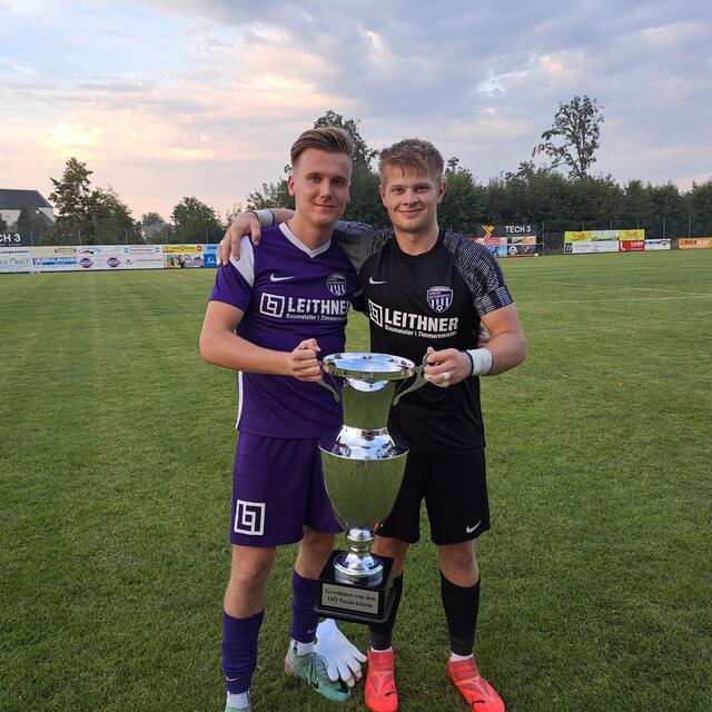 Janik Huber und Torhüter Niklas Hochholzer präsentieren stolz den Pokal, der zum sechsten Mal nach Esternberg geholt wurde. | Foto: Friedl
