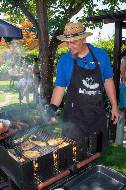 Der Grillmeister am Werk: Michael Depisch sorgte für die kulinarische Unterlage. | Foto: Sascha Trimmel