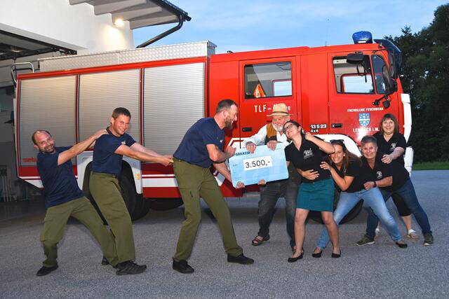 Vertreter der Feuerwehr und der Theatergruppe bei der Scheckübergabe: Markus Pröll, Andreas Reiter, Max  Kastl, Hans Falkinger, Julia Schütz, Renate Thorwartl, Elfriede Hackl und Daniela Ammerstorfer (v.li.).  | Foto: Alfred Hofer