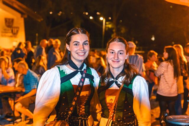 Die Marketenderinnen der MK Schönberg Hanna und Lisa. | Foto: Pernsteiner