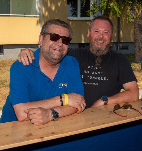 Auch Michael Waidhofer (r.) kam auf einen Plausch vorbei. Sein T-Shirt von der Bier-Partei wurde von Franz Lechner mit Humor aufgenommen. | Foto: Sascha Trimmel