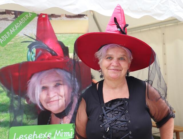 Kulturlady Michaela Geiger begeisterte die jüngsten Besucher als Lesehexe Mimi und bastelte mit den Kindern Schlüsselanhänger.  | Foto: Edith Ertl