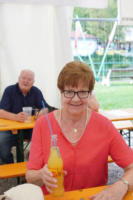 Resi Bauer erfrischte sich mit einer Frucade.