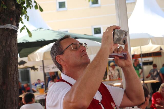 Hannes Karpjuk, Obmann der Musikkapelle der Roto Frank und der Marktgemeinde Kalsdorf warf einen Blick aus einer anderen Perspektive auf seinen Kapellmeister Walter Shorty Kemmer. | Foto: Edith Ertl