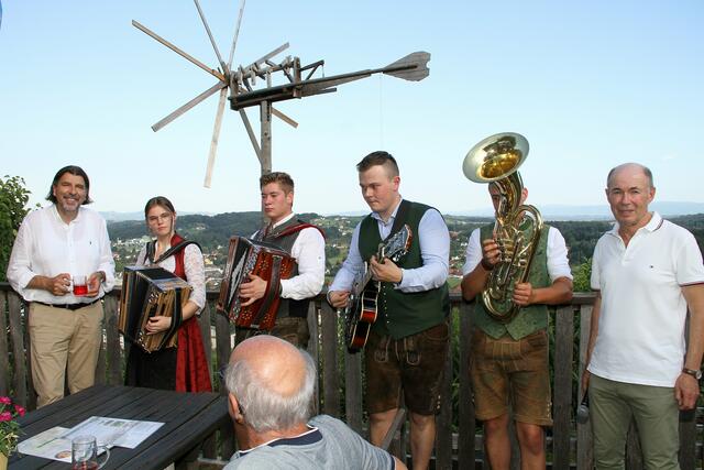 Bgm. Hofrat Josef Wallner (li.), Vizebgm. Anton Fabian und das "Wolfgangi Trio" beim Anklappern der Burgegger Lisl | Foto: Josef Fürbass