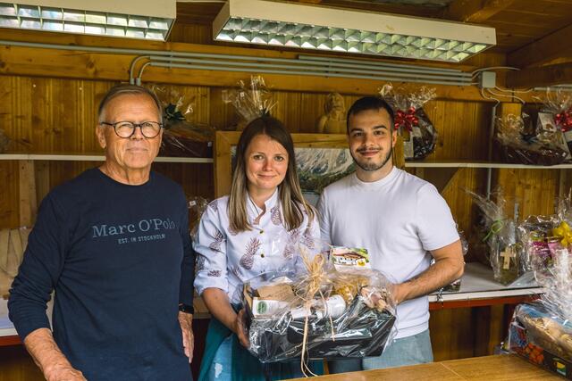 E. Waldner, B. Thomalla und D. Sgorzaly bei der Tombola | Foto: Pernsteiner