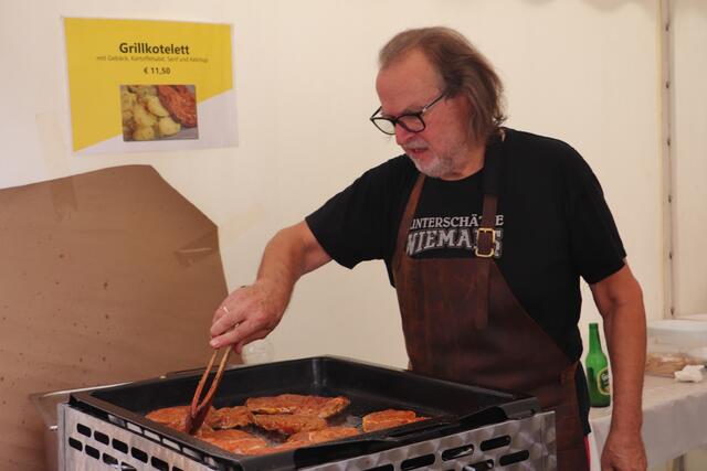 Als perfekter Grillmeister hat sich Karl Huderz den wärmsten Platz des Tages ausgesucht.  | Foto: Edith Ertl
