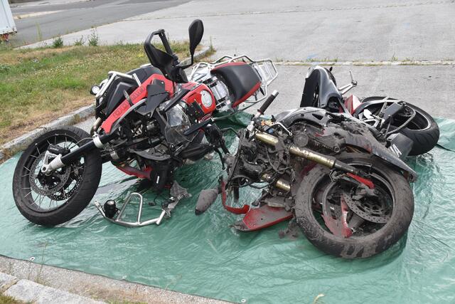 Zwei Motorrradfahrer starben nach einem schweren Zusammenstoß auf der B56. | Foto: Michael Strini