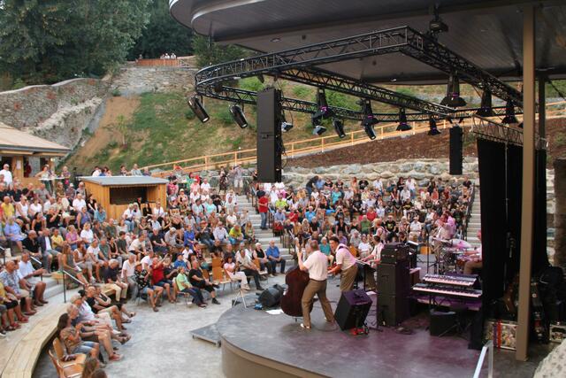 Ausverkaufte Burgarena - tolle Stimmung mit Blues-Bands aus aller Welt beim 11. "Blues &amp; more" Festival in Stadtschlaining.