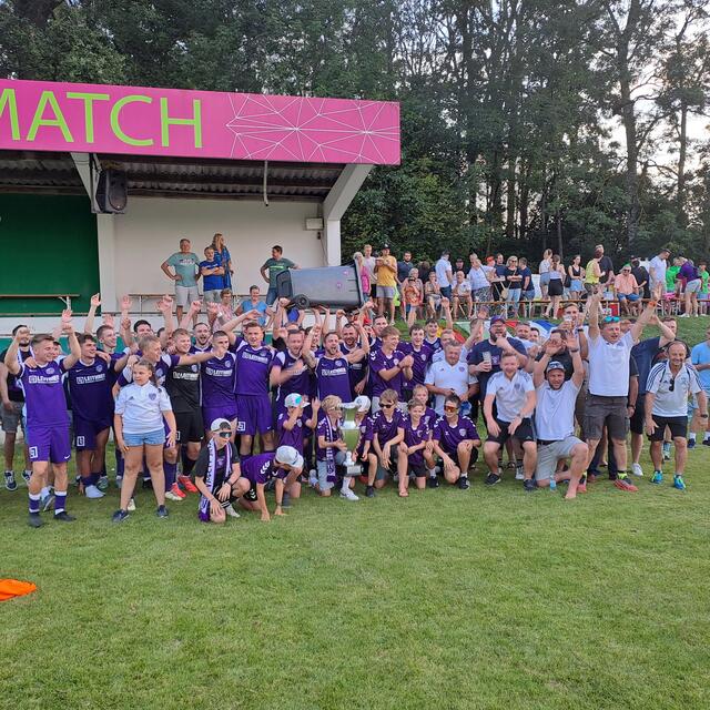 Spieler und Fans der Union Esternberg in Feierlaune. | Foto: Friedl