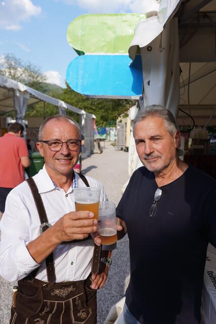 Werner Raab stieß mit Alfred Fitsch an.