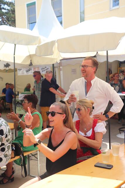 Das Genre von Toria ist eigentlich Pop und Rock, die Sängerin aus Seiersberg-Pirka zeigte sich aber auch beim Oberkrainerlied "Hallo süße Maus" sattelfest und sang textsicher mit.  | Foto: Edith Ertl