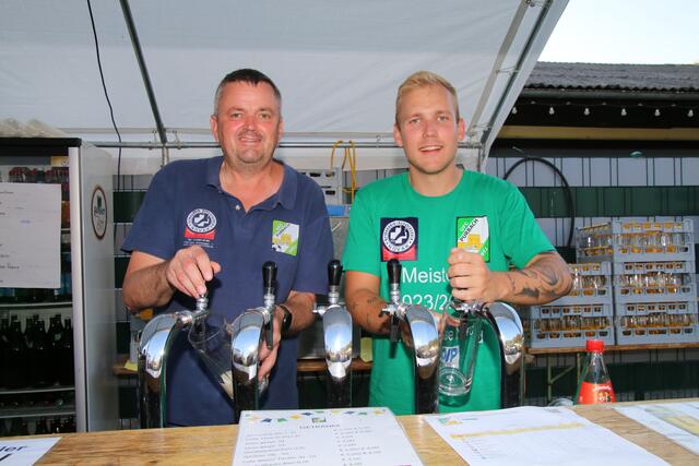 Der "Alte" und der "Neue" Obmann, Hermann Scheweck und Patrick Posch beim Bierausschank.  | Foto: Eduard Wimmer