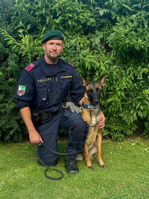 Es war Darias erster Einsatz: Polizeihund fasste Porsche-Räuber mit Hundeführer Tom in der Welser Au. | Foto: LPD OÖ