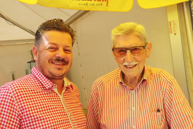 Rot kariert und rot gestreift gut im Gespräch: LAbg. Udo Hebesberger und Kalsdorfs Bgm. a.D. Helmut Adam.  | Foto: Edith Ertl