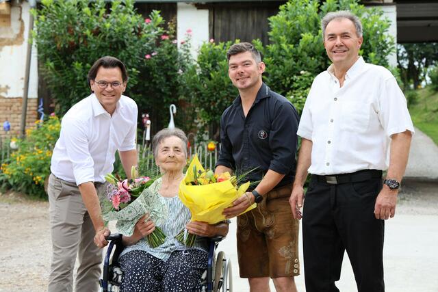 90. Geburtstag von Edith Doppler (2.v.l.); mit Bürgermeister Bernhard Heinl, GR Bernhard Baumgartner, Franz Bürgmayr | Foto: Marktgemeinde Michelhausen