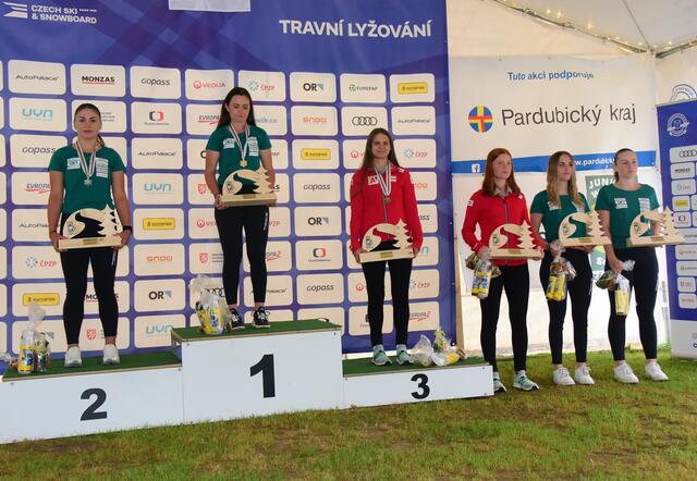 Lara Teynor (3.v.l.) belegte Platz 3 im Slalom, Tina Hetfleisch (3.v.r.) wurde Vierte. | Foto: Gabriela Horvath