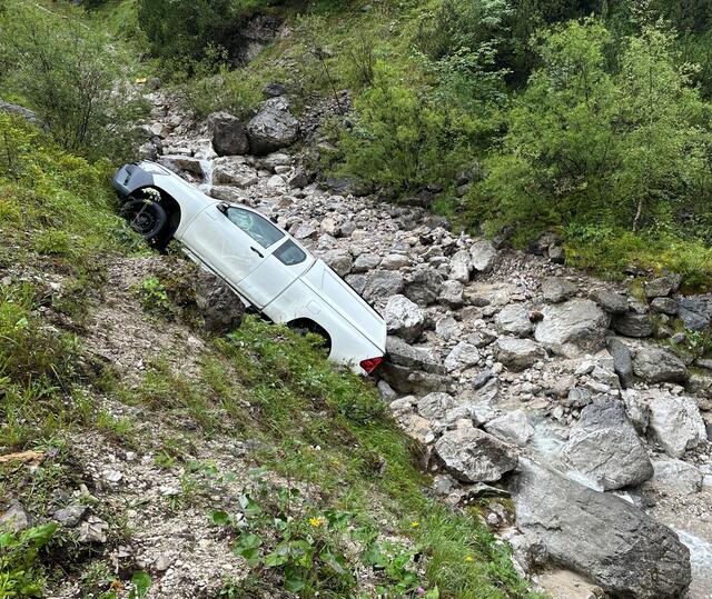 Es stellte sich jedoch heraus, dass der Fahrer keine Hilfe benötigte. Der Mann war zu einer Alm gefahren, um nach dem Unwetter den Zustand der Alm zu überprüfen. | Foto: Zoom.tirol
