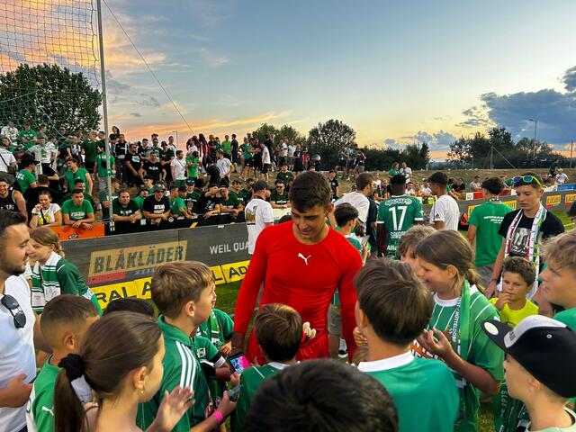 Zahlreiche Fans ergatterten sich von den Rapid-Spielern Autogramme. | Foto: Thomas Heinrich