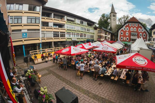 Der erste Markt-Frühschoppen in Saalfelden war sehr gut besucht. | Foto: Michael Geißler