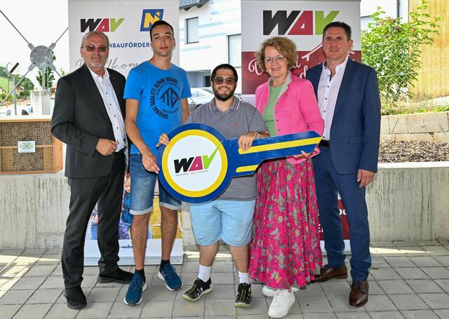 Direktor Manfred Damberger (WAV), Tobias Brenner (Mieter), Dominik Rögner (Mieter), Wohnbau-Landesrätin Christiane Teschl-Hofmeister und Bürgermeister Christian Hellmer (v.l.). | Foto: NLK Filzwieser