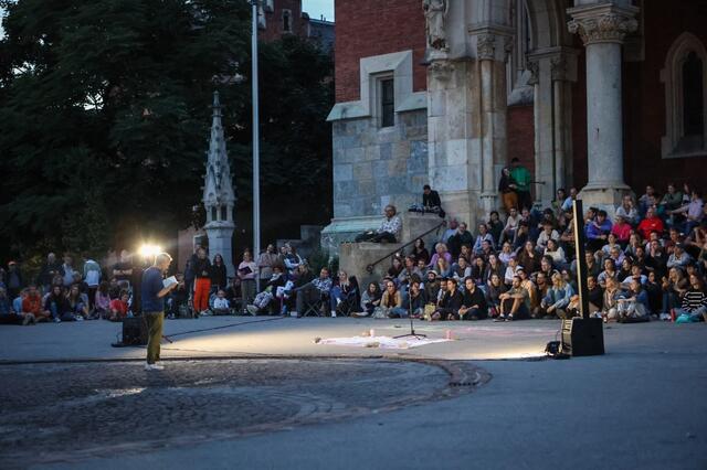 Am 8. August belebt wieder der "ETEPETETE Poetry Slam" den Vorplatz der Herz Jesu Kirche.  | Foto: Sebastian Neugebauer