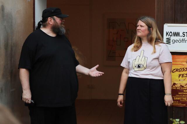 Kurator Günther Friesinger mit der Künstlerin Daniela Schlager (danimonart) im Gespräch. | Foto: Doris Schlager