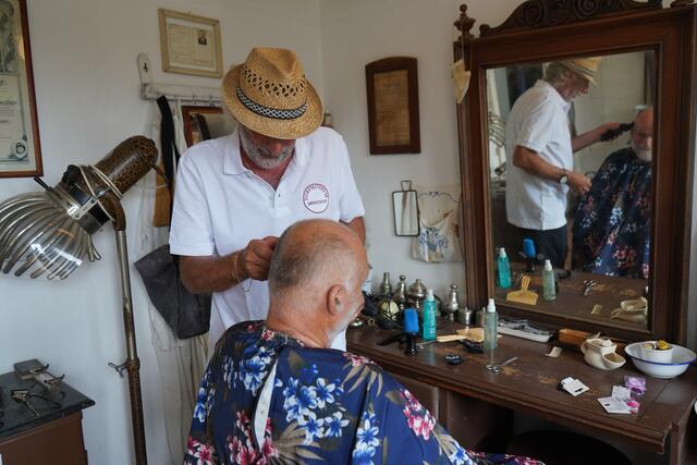 Herrenfriseur Ernst hat seinen Kunden Emmerich "in der Arbeit"  | Foto: Andrea Glatzer