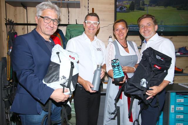 Bei der Eröffnung: Vize-Bgm Martin Wex, Gf Elisabeth Frontull, TVB Obmann Andreas Jenewein, Jenbach Bürgermeister Dietmar Wallner. (v.r.)
