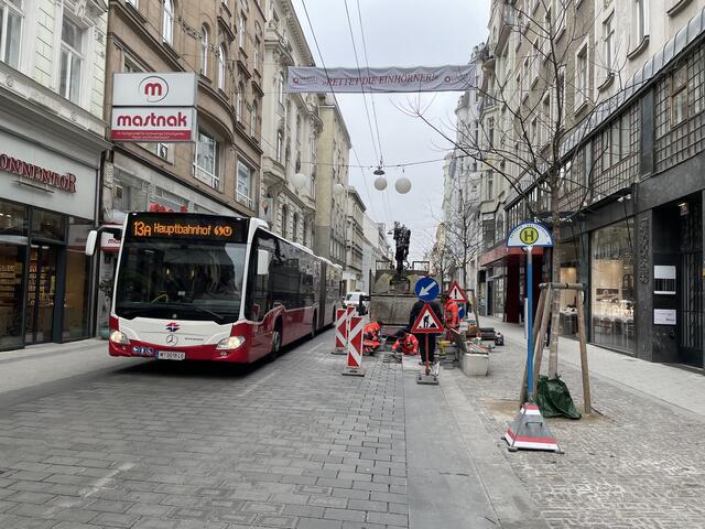 Die Fahrbahn der Neubaugasse wies erneut Schäden bei den Bushaltestellen auf. Deswegen wurde sie in den vergangenen Wochen wieder repariert.  | Foto: pez