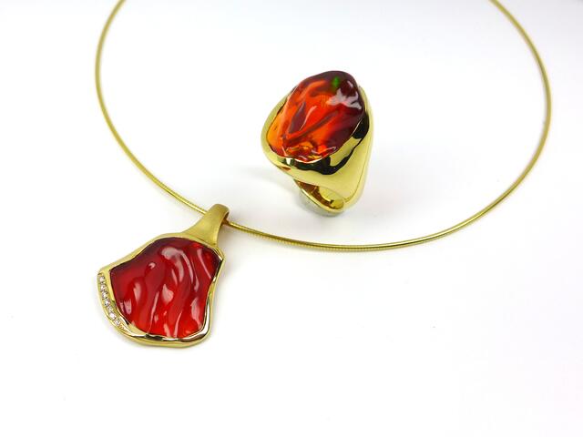 Anhänger und Ring mit Feueropal aus Mexiko - Gelbgold | Foto: Thamm