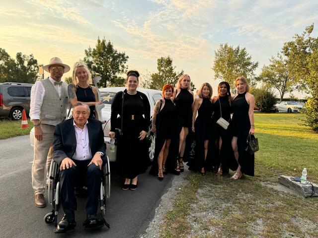 Richard Lugner (im Rollstuhl, links) war bis vor Kurzem noch bei einigen Events unterwegs. Hier mit seiner Entourage bei den Seefestspielen in Mörbisch kurz vor der Herzoperation.  | Foto: Lugner