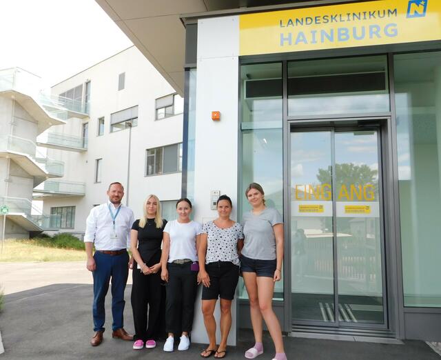 Kaufmännischer Direktor Reinhard Drescher, Praktikantin Lea Schweiger, Logistikmitarbeiterin Andrea Schweiger, Leiterin der
Kinderbetreuungseinrichtung „Mäusestube“ Birgit Wald und Praktikantin Anja Strasser | Foto: Landesklinikum Hainburg