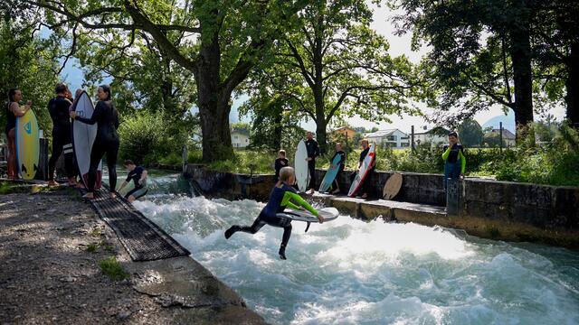 An der Almwelle können sowohl Anfänger als auch erfahrene Surfer die Wellen genießen und die erfrischende Atmosphäre des Wassersports erleben.  | Foto: Stefan Schubert