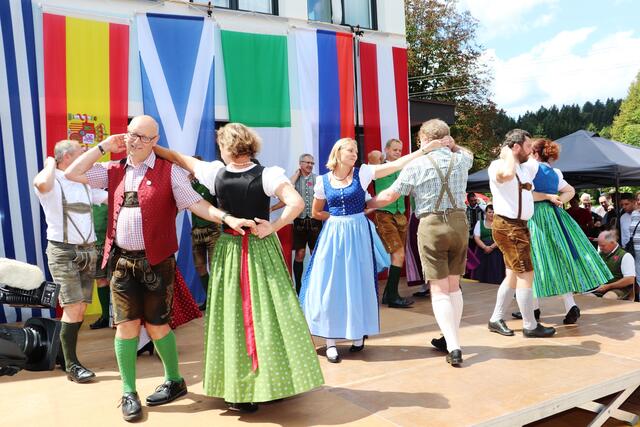 In 30 Jahren knüpfte die Volkstanzgruppe St. Oswald bei Plankenwarth bleibende Freundschaften mit Folkloregruppen aus aller Welt. | Foto: Edith Ertl