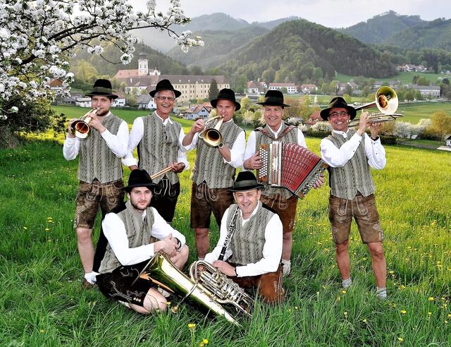 Die Eisbacher Musi lädt zum Weisenblasen und Musikantentreffen in Rein.  | Foto: privat
