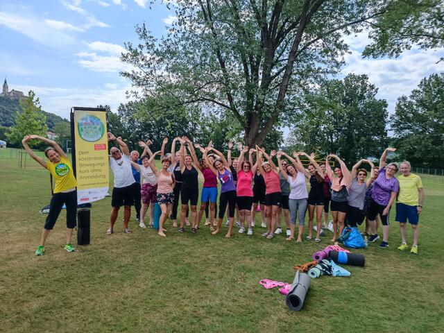 Die Yoga-Einheiten im Güssinger Freibad finden unter der Leitung von Karin Steinmaurer jeden Dienstag im Sommer statt. | Foto: Karin Steinmaurer