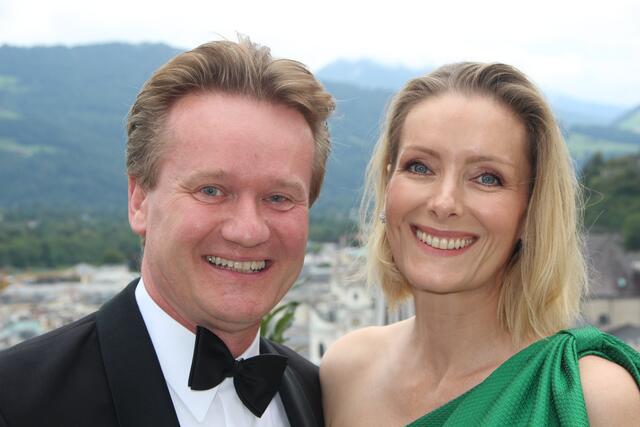 Beim IV-Festspielempfang: der Präsident der Österreichischen Industriellenvereinigung Georg Knill mit seiner Gattin Gisela.  | Foto: Martin Schöndorfer, 2024