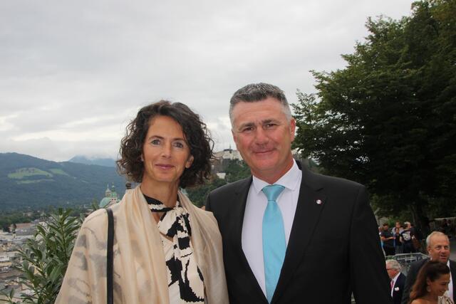 Beim IV Empfang 2024: Salzburgs Militärkommandant Brigadier Peter Schinnerl mit Gattin. | Foto: Martin Schöndorfer, 2024