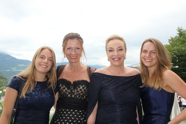 Charmantes Damenquartett um Irene Schulte (IV GF, 2.v.l) und der Festspielpräsidentin Kristina Hammer (3 v.l.). | Foto: Martin Schöndorfer, 2024