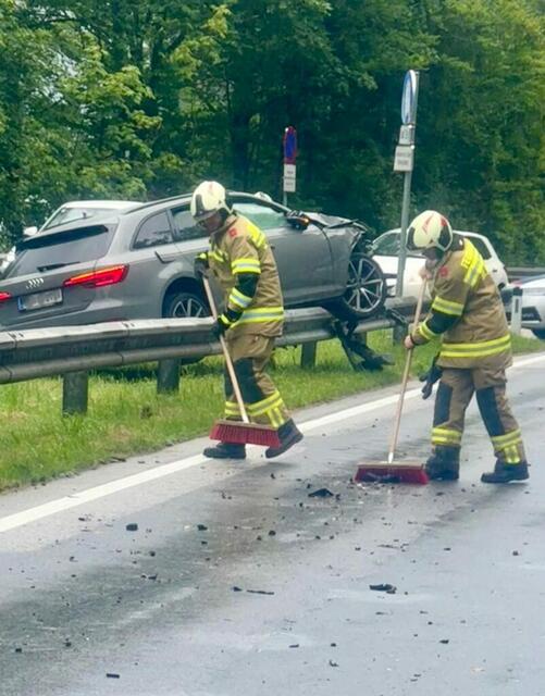 Die Freiwillige Feuerwehr St. Gilgen reinigte nach dem Unfall die Straße. | Foto: Freiwillige Feuerwehr St. Gilgen